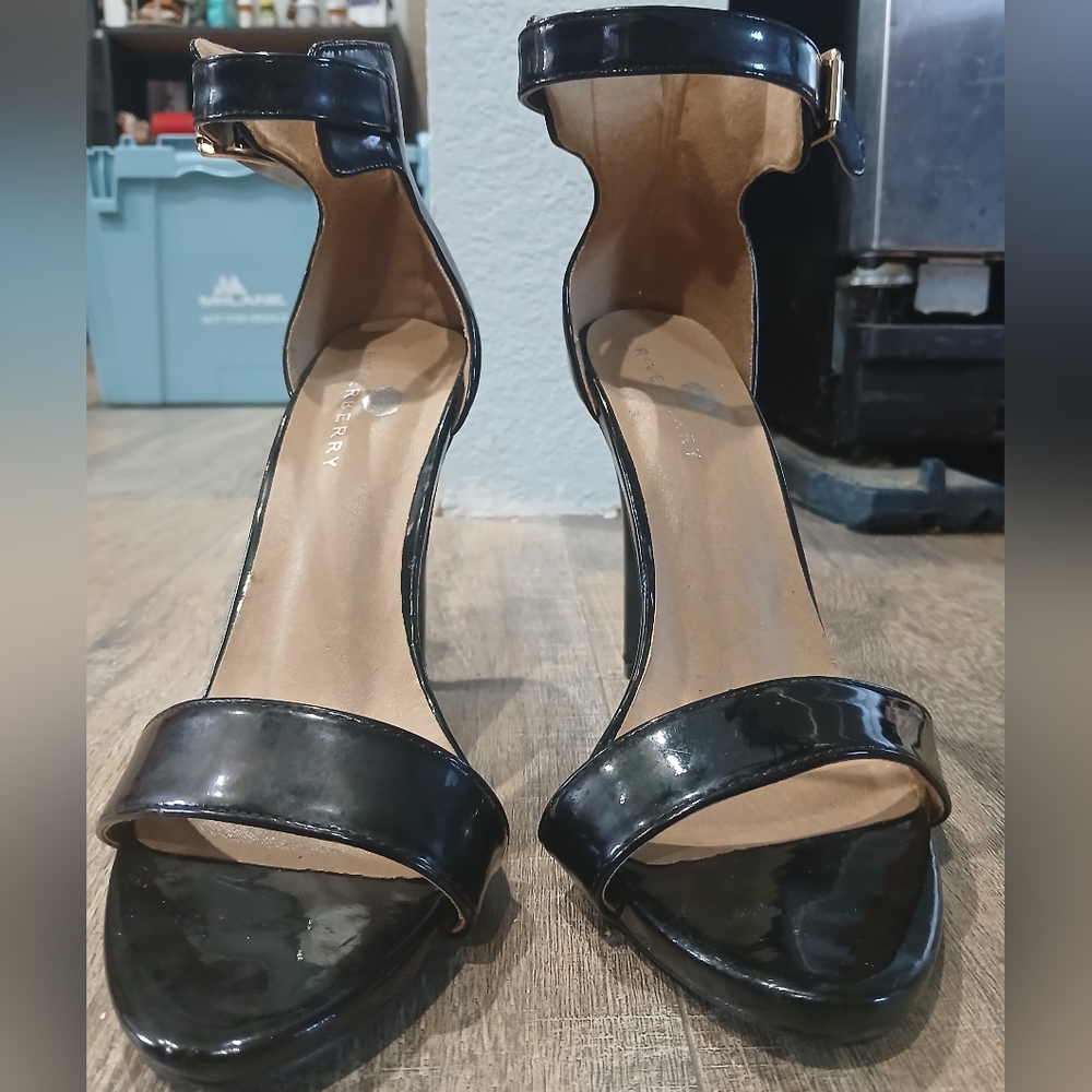 Women's size 8 black  riverberry heel